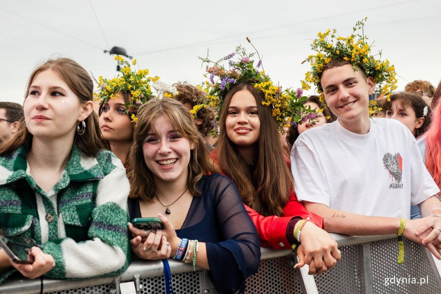 Uczestnicy festiwalu bawiący się przed sceną gł&oacute;wną 