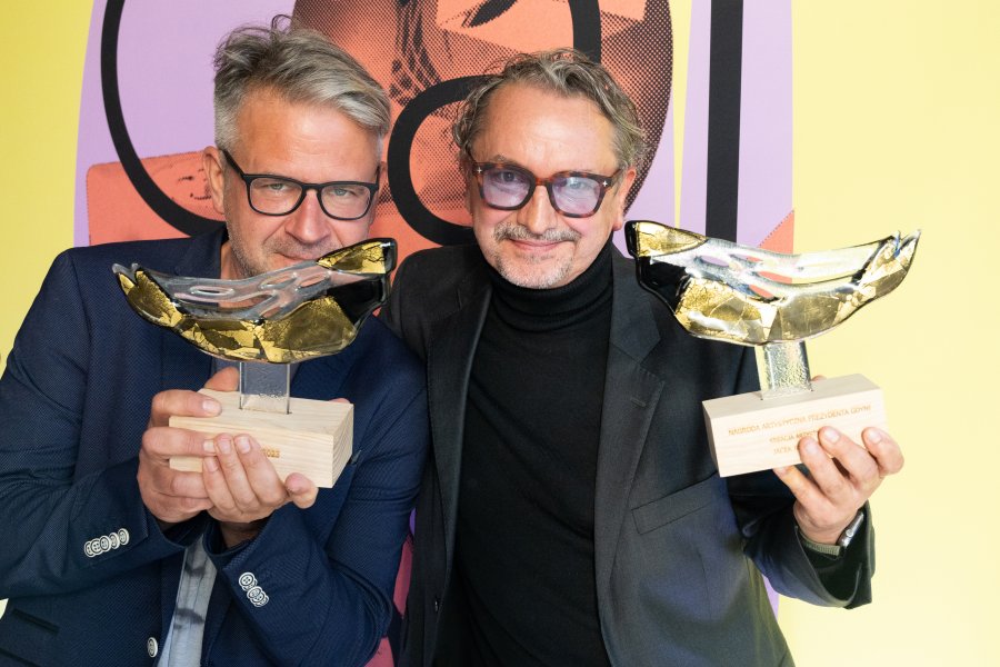 Laureaci ze statuetkami (od lewej): Szymon Kloska i Jacek Rodziewicz