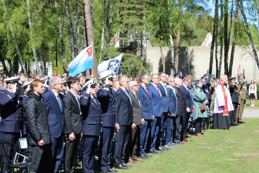 Uczestnicy uroczystości z okazji 81. rocznicy zakończenia II wojny światowej oraz uwolnienia ostatnich więźni&oacute;w niemieckiego nazistowskiego obozu koncentracyjnego Stutthof zgromadzeni na terenie Muzeum Stutthof w Sztutowie. Wśr&oacute;d nich m.in. wiceprezydent Gdyni Rafał Geremek i wicewojewoda pomorski Emil Rojek