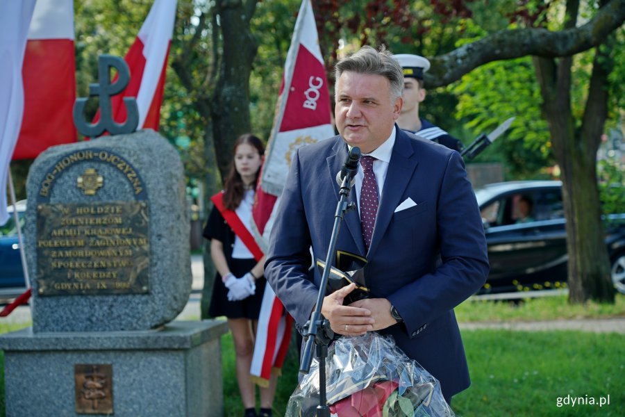 Poseł Michał Kowalski przemawiający podczas uroczystości upamiętniających 81. rocznicę wybuchu powstania warszawskiego
