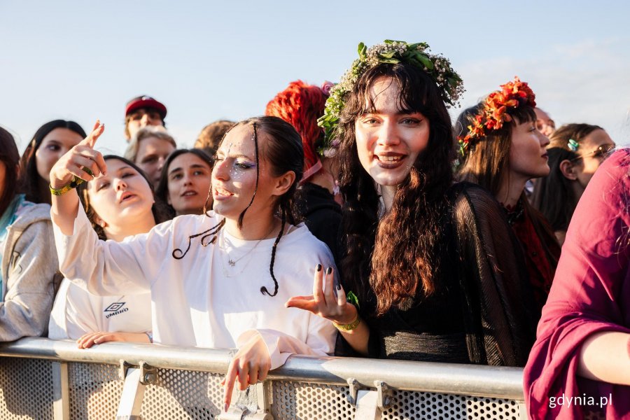Uczestnicy festiwalu bawiący się przed sceną gł&oacute;wną