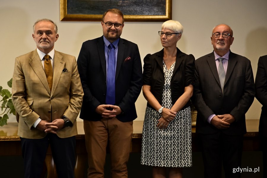 W uroczystości udział wzięli m.in. Wojciech Szczurek, prezydent Gdyni, Marek Łucyk, wiceprezydent Gdyni ds. rozwoju, Joanna Zielińska, przewodnicząca Rady Miasta, Stanisław Borski, wiceprzewodniczący Rady Miasta // fot. Paweł Kukla