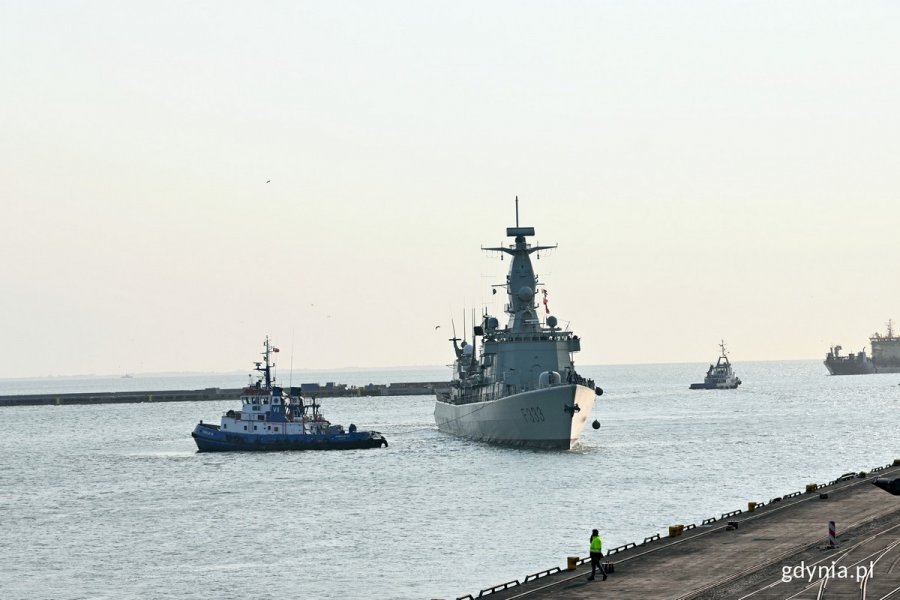 Portugalska fregata NRP „Bartolomeu Dias” wpływająca do Gdyńskiego portu // fot. Magdalena Czernek