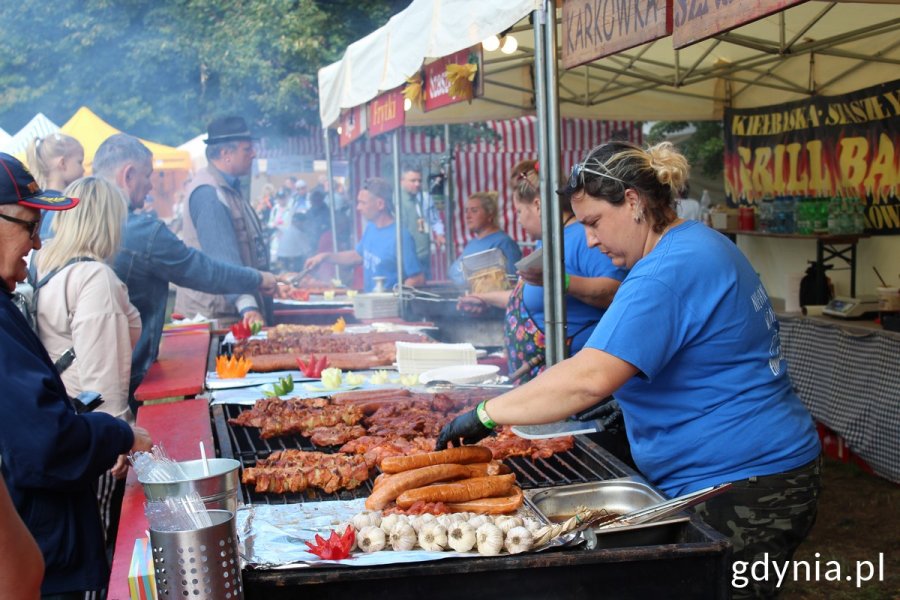 Kobiety przy grillu z kiełbasą i mięsem