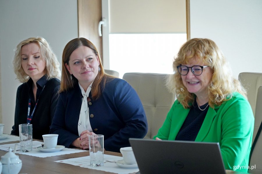 Od lewej: Anna Czerwińska z Referatu Współpracy z Zagranicą, prezydent Gdyni Aleksandra Kosiorek i Joanna Leman – kierownik Referatu Współpracy z Zagranicą  podczas spotkania z przedstawicielami Kristiansandu w Urzędzie Miasta Gdyni