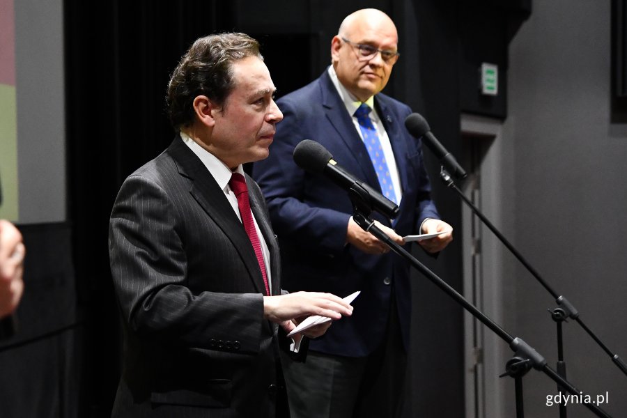 Ambasador Królestwa Hiszpanii w Polsce Francisco Javier Sanabria Valderrama i konsul honorowy Hiszpanii w Gdańsku Maciej Dobrzyniecki podczas otwarcia Tygodnia Kina Hiszpańskiego w Gdyńskim Centrum Filmowym // fot. Michał Puszczewicz
