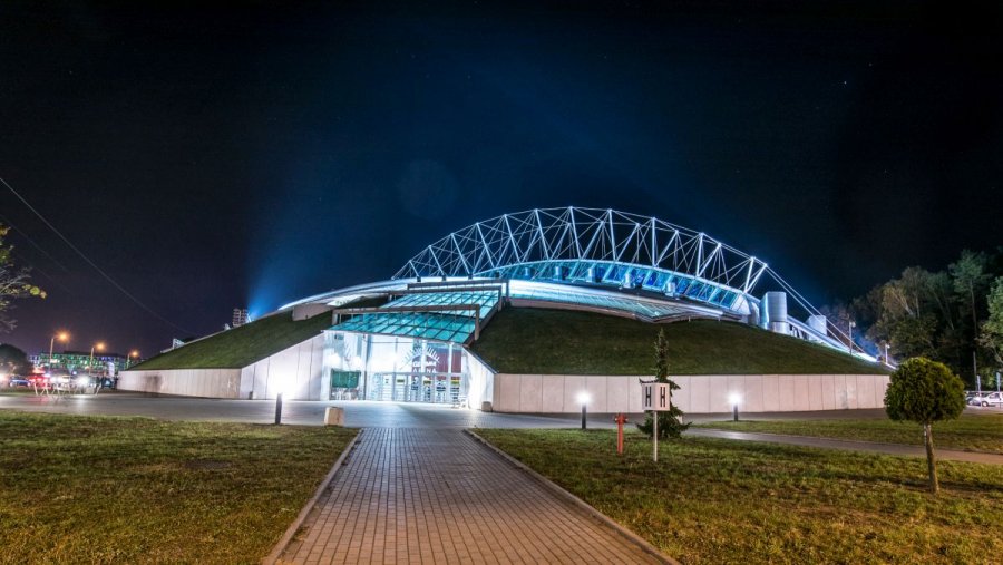 Hala Gdynia Arena nocą, ujęcie sprzed hali. 