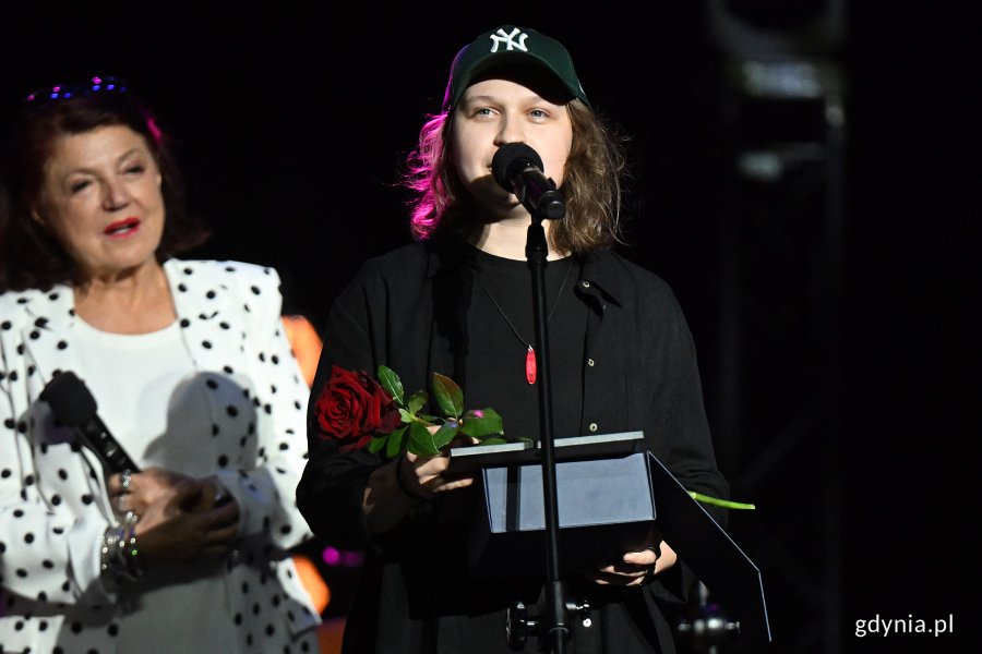 Na scenie stoją Hania Derej i Urszula Dudziak
