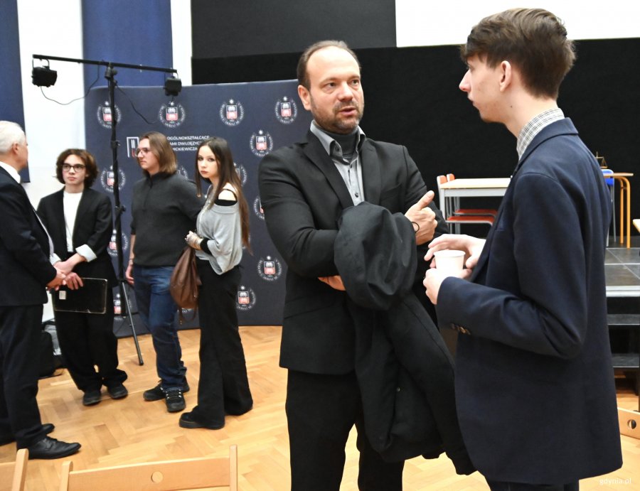 Dw&oacute;ch mężczyzn w garniturach, starszy i młodszy