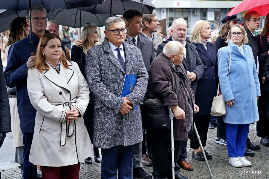 Od lewej: wiceprezydent Rafał Geremek, prezydent Gdyni Aleksandra Kosiorek, Krzysztof Kozubowski ze stowarzyszenia Gdynian Wysiedlonych, Henryk Gankowiak - jeden z wysiedlonych gdynian, Krzysztof Jankowski - prezes gdyńskiego koła Światowego Związku Żołnierzy Armii Krajowej oraz radna Gdyni Agnieszka Tokarska podczas uroczystości upamiętniających 86. rocznicę pierwszych wysiedleń gdynian 