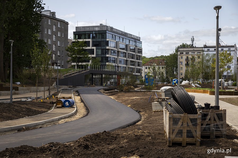 Tor wrotkarski w parku.