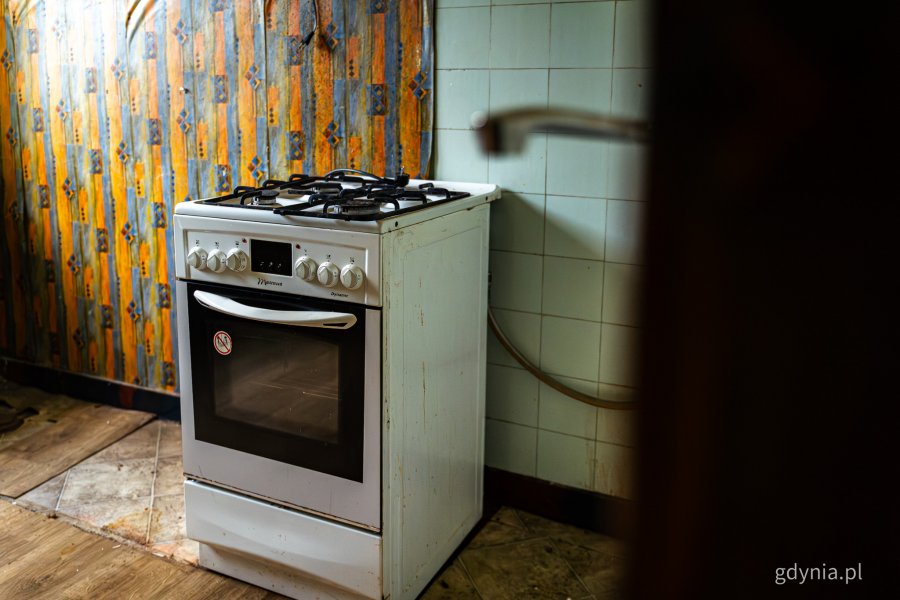 Wnętrze jednego z mieszkań komunalnych w Gdyni, kt&oacute;re wymaga remontu i zostanie uwzględnione w programie (fot. Kamil Złoch)