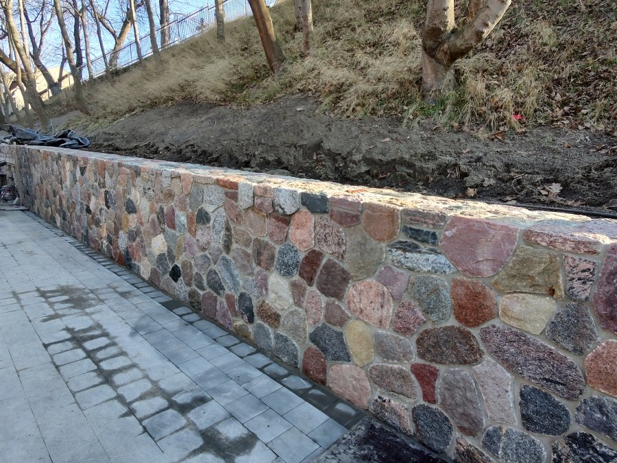 Mur oporowy przy chodniku na ul. Arciszewskich.