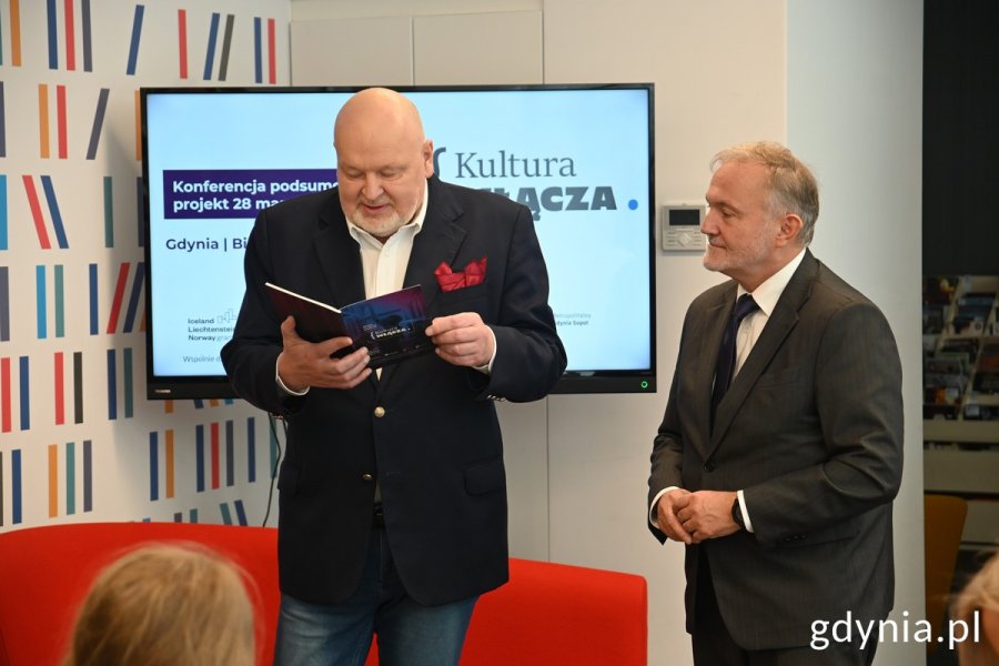 Na zdj. (od prawej): prezydent Gdyni Wojciech Szczurek i Jacek Kotarbiński, autor publikacji o metodach na inkluzję w kulturze