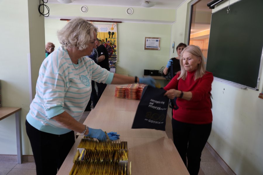 Kilkudziesięcioro wolontariuszy pracowało nad pakowaniem paczek dla os&oacute;b samotnych i potrzebujących (fot. Dorota Patzer)