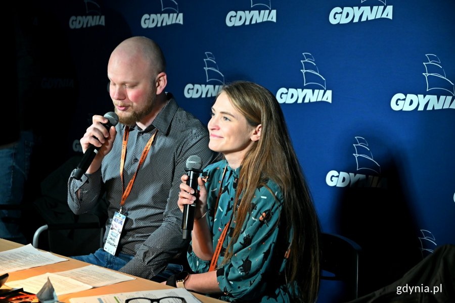 Podróznicy Daniel Sienkiewicz i Aleksandra Szczepańska podczas prelekcji na Kolosach // fot. Magdalena Czernek