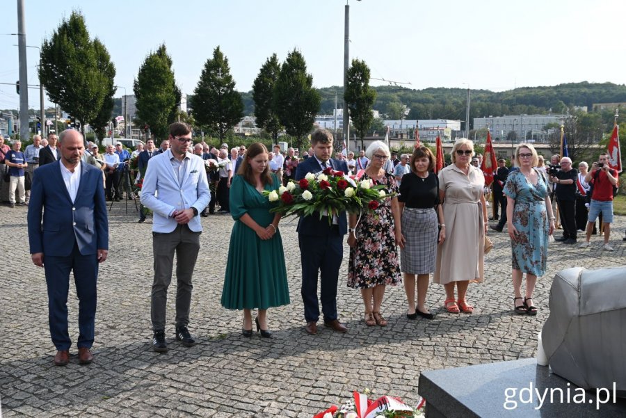 Złożenie kwiatów przed pomnikiem Ofiar Grudnia 1970 roku. Na zdjęciu (od lewej): Ireneusz Trojanowicz – wiceprzewodniczący Rady Miasta Gdyni, Marek Dudziński, radny Gdyni, Aleksandra Kosiorek, prezydent Gdyni, Dominik Aziewicz, radny Gdyni, Joanna Zielińska, radna Gdyni, Małgorzata Wójcik, radna Gdyni, Agnieszka Tokarska, radna Gdyni (fot. Magdalena Starnawska)
