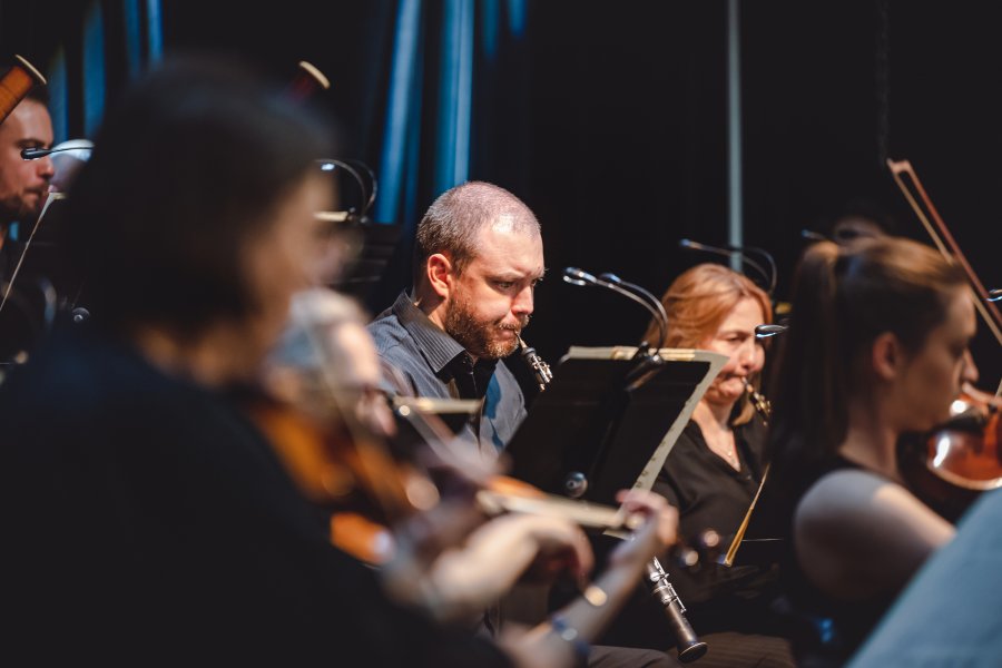 Piątkowy koncert w sali koncertowej Portu Gdynia - Orkiestra Symfoniczna Filharmonii Bałtyckiej pod batutą Massimiliano Caldiego oraz z Magdaleną Bojanowicz na wiolonczeli, fot. Tomasz Kamiński