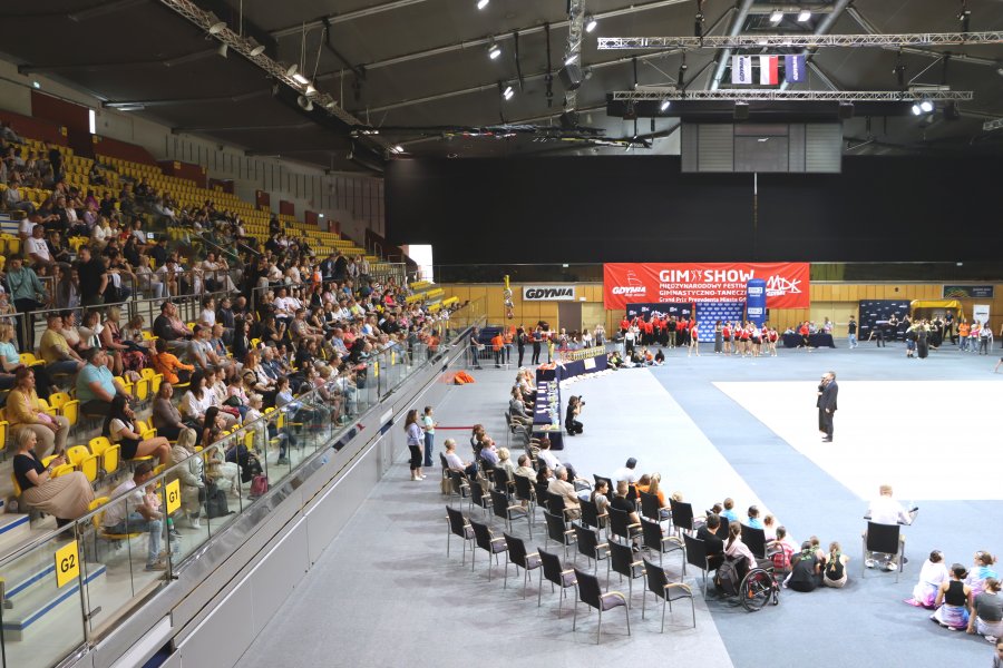 widok na wnętrze hali sportowej