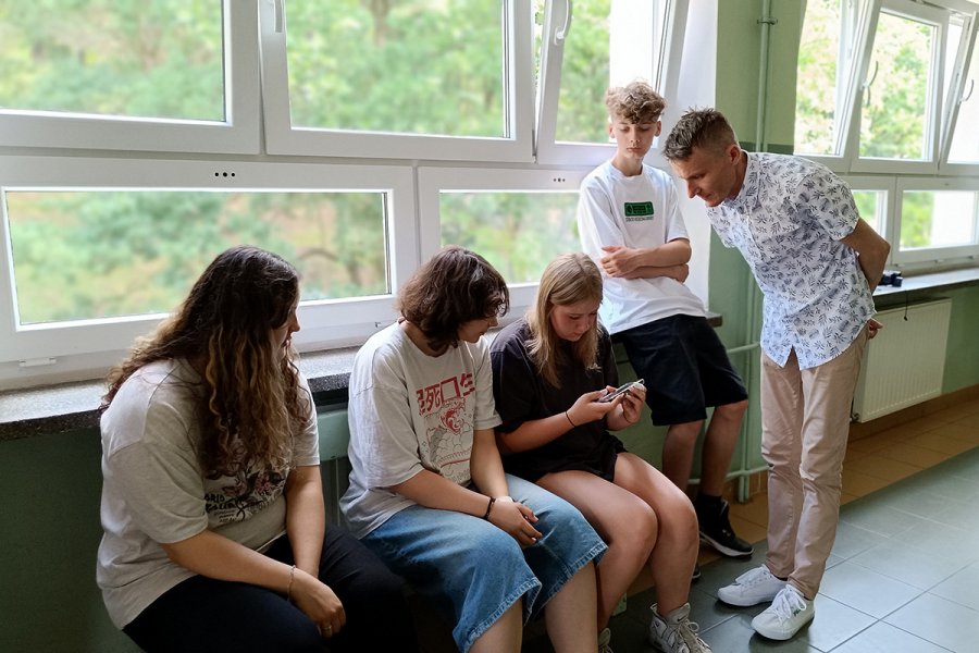grupa uczniów na korytarzu szkolnym