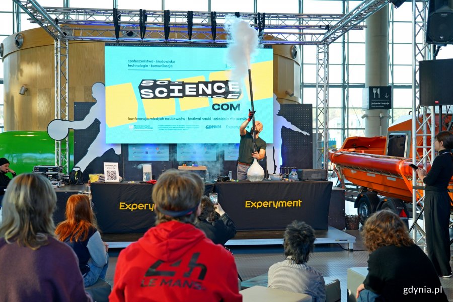 Eksperyment prezentowany przez jednego z naukowców podczas ScienceCom 2025 