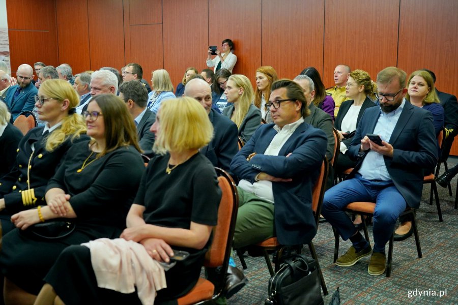 Uczestnicy konferencji na temat materiał&oacute;w niebezpiecznych w Bałtyku zgromadzeni na sali 