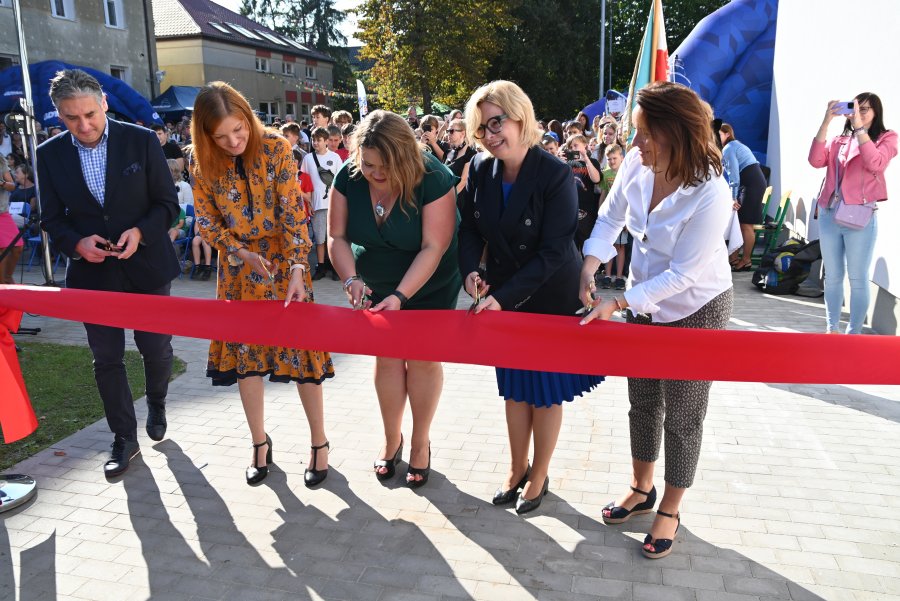 Przecięcie wstęgi przy wejściu do nowej sali w SP nr 20  