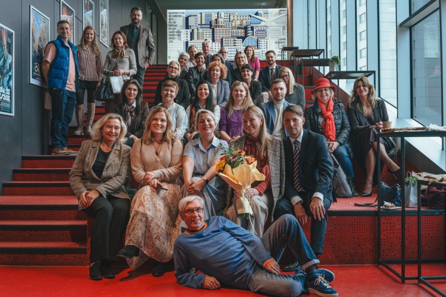 Zdjęcie grupowe na czerwonych schodach GFC-u