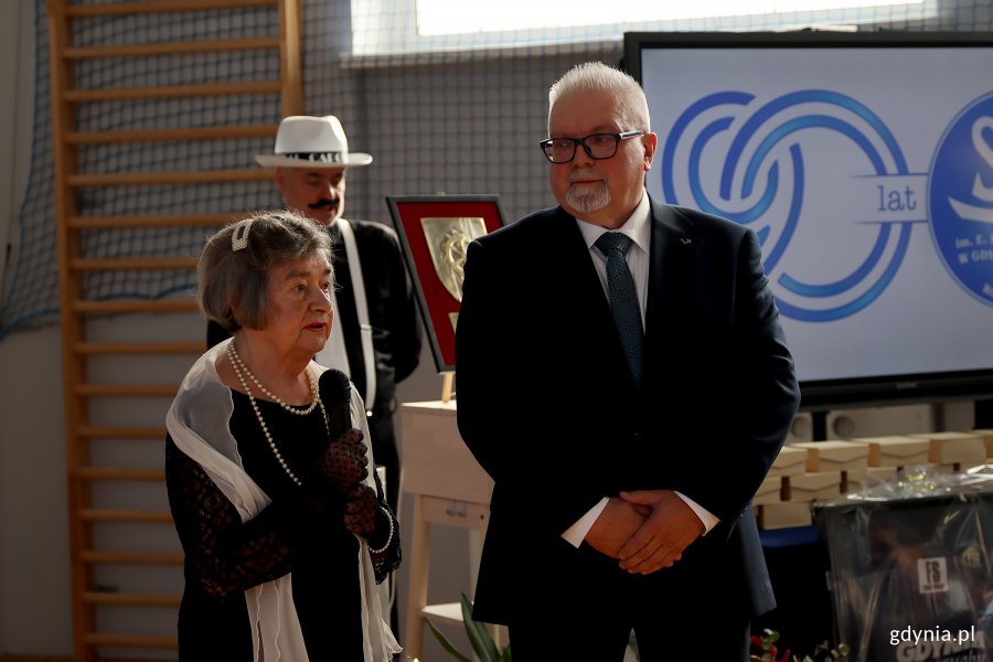 Ludzie podczas uroczystości jubileuszu 90-lecia SP 10 w Gdyni
