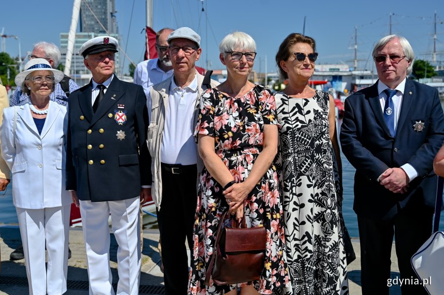 Na zdj.: Hanna Wenda-Uszyńska, wnuczka Tadeusza Wendy (druga z prawej), obok Joanna Zielińska i radny Gdyni Zenon Roda (trzeci z lewej) // fot. Łukasz Zieliński