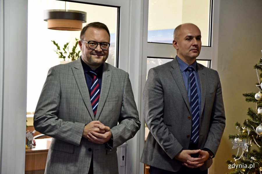 Trzej Królowie i kolędnicy odwiedzili gdyński ratusz. Przywitali ich przedstawiciele władz miasta: wiceprezydenci Marek Łucyk i sekretarz miasta Rafał Klajnert  // fot. Paweł Kukla