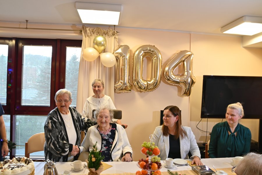 Koleżanki składają życzenia urodzinowe pani Janinie 