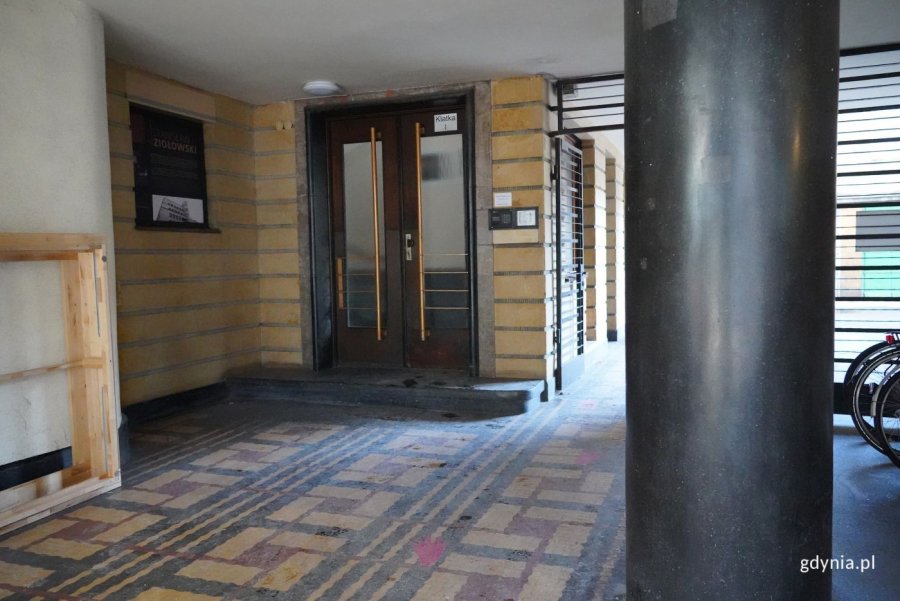 Wejście do klatki reprezentacyjnej. Na ziemi zostały położone tzw. &bdquo;gorseciki", czyli dywan ułożony z geometrycznych kafelk&oacute;w (fot. Magdalena Starnwska)