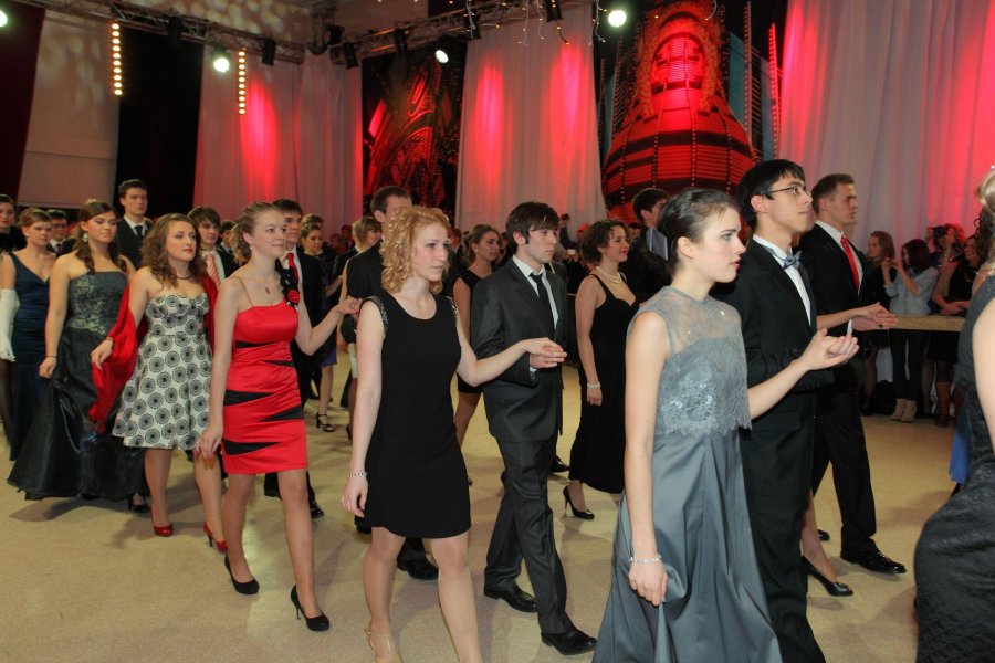 Archiwalne zdjęcia z balów studniówkowych organizowanych w budynku III LO w Gdyni, fot. archiwum szkolne