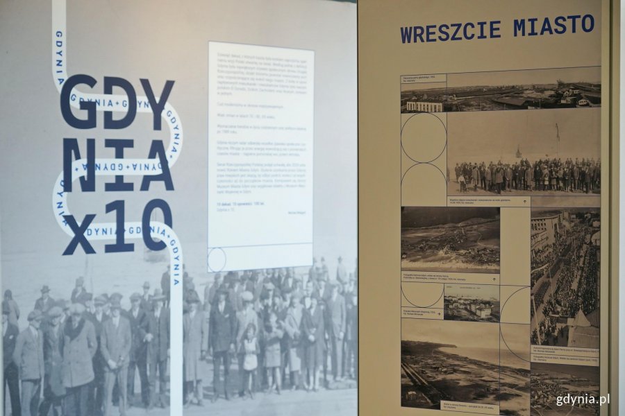 Ekspozytory z wystawą &bdquo;Gdynia x 10&rdquo; w Galerii Gdyńskiego Centrum Filmowego im. Leszka Kopcia 