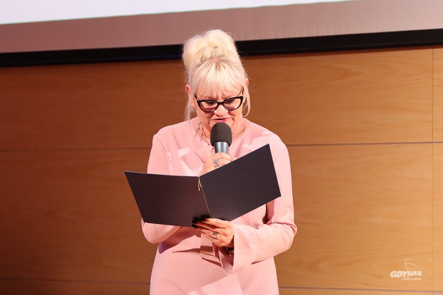 Naczelnik Wydziału Edukacji UM Gdyni Iwona Tanewska stojąca z mikrofonem