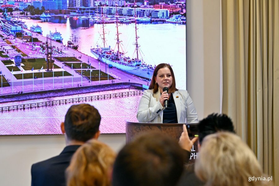 Prezydent Gdyni Aleksandra Kosiorek przemawiająca podczas konferencji ws. przyznania Tr&oacute;jmiastu tytułu Best of the World 2027 