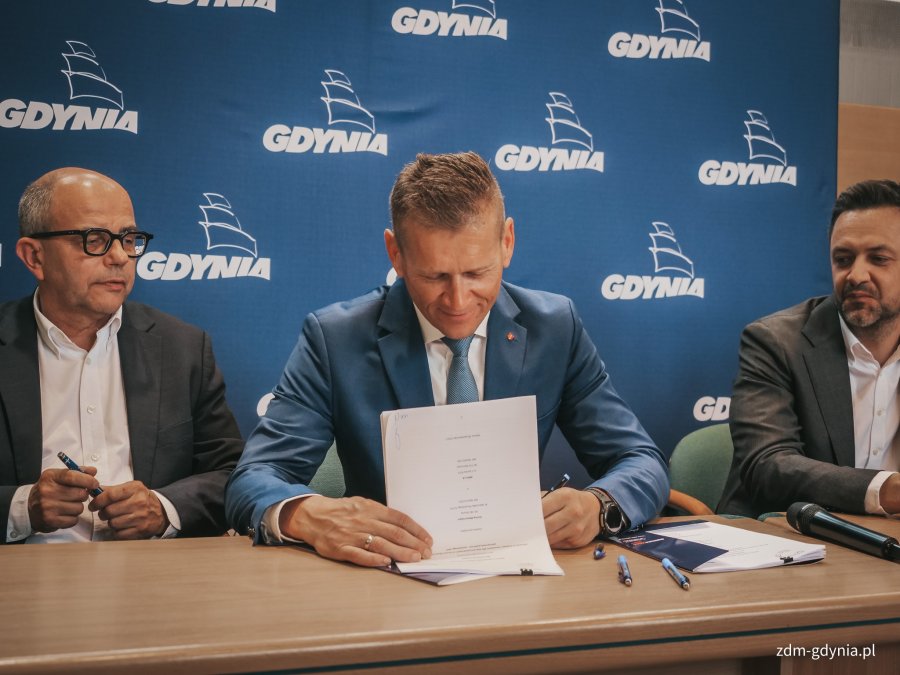Podpisanie umowy na budowę 260 nowych wiat przystankowych w Gdyni (fot. Marcin Mielewski)
