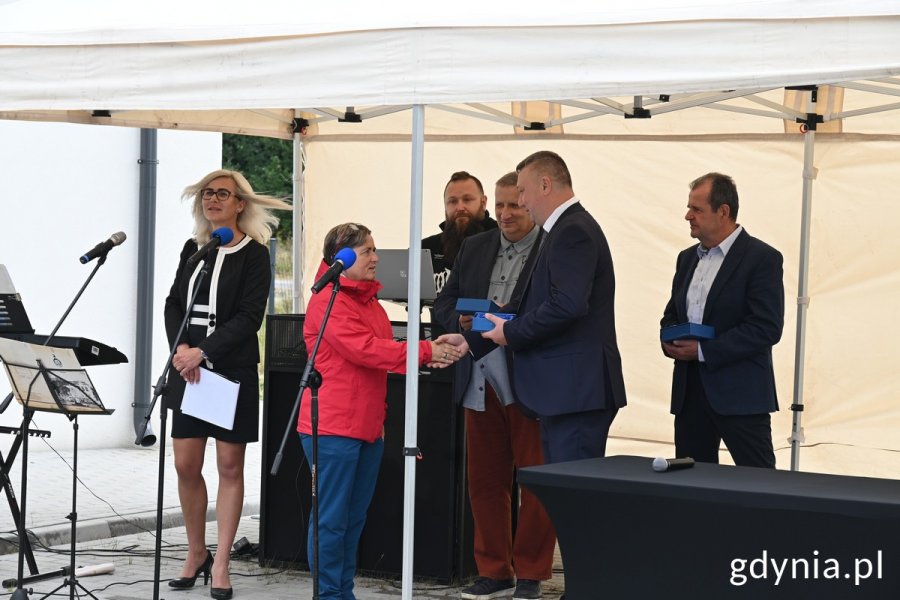 na zdjęciu uśmiechnięci ludzie
