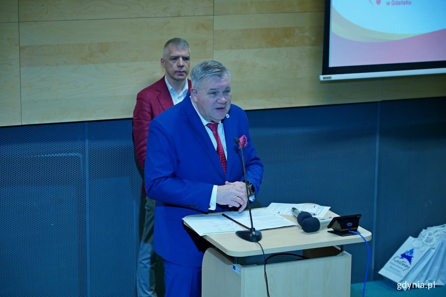 Mieczysław Gołuński, burmistrz Kartuz, przemawiający podczas gali honorującej dawc&oacute;w krwi z regionu