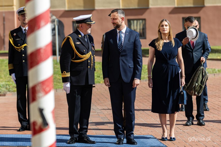 Polsko-szwedzkie rządowe konsultacje w Gdyni. Delegacje na terenie obiekt&oacute;w Akademii Marynarki Wojennej w Gdyni. Na zdjęciu minister obrony narodowej Władysław Kosiniak-Kamysz, sekretarz stanu w MON Magdalena Sobkowiak-Czarnecka i rektor-komendant AMW kontradmirał prof. dr hab. Tomasz Szubrycht (fot. Kamil Złoch)