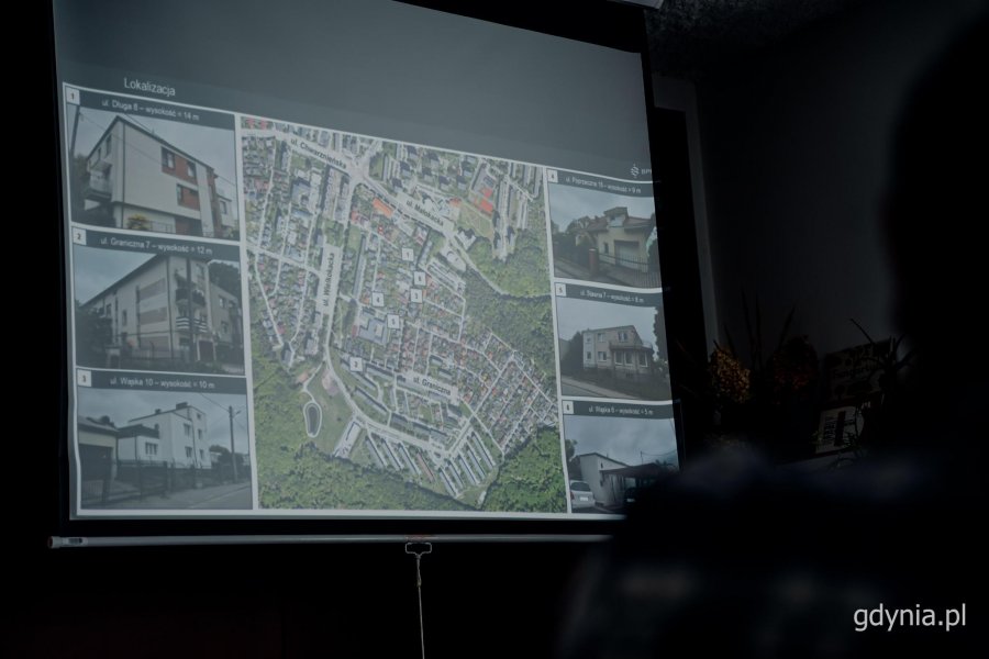 Na ekranie wyświetlona jest mapa obszaru objętego projektem planu miejscowego wraz z fotografiami przykładowej zabudowy prezentowana podczas spotkania z mieszkańcami. (fot. Paweł Budziński)