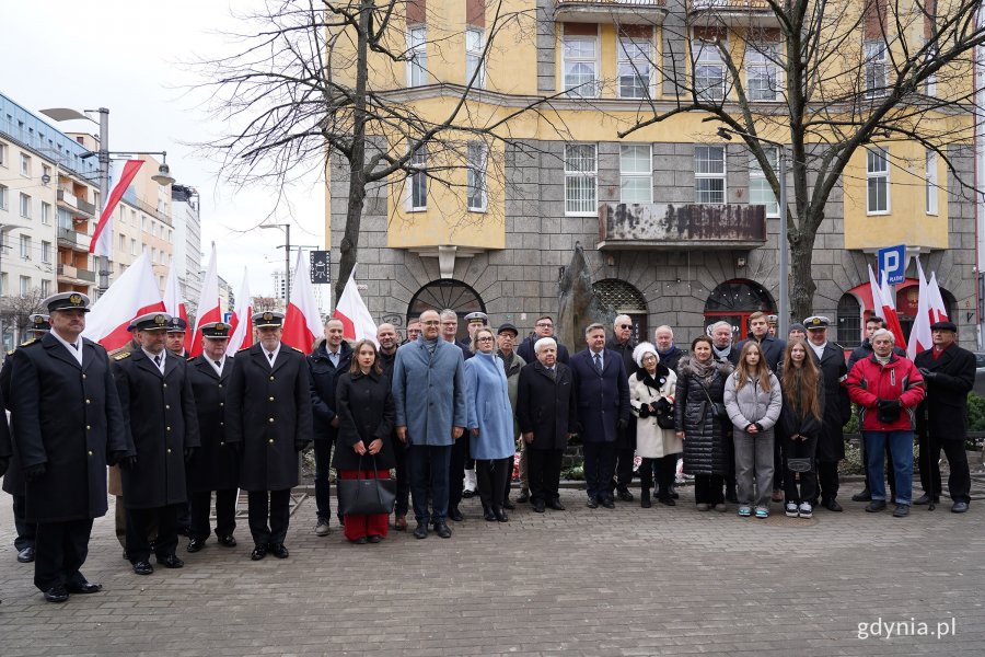 Zdjęcie zbiorowe uczestnik&oacute;w uroczystości przy Pomniku Ofiar Terroru Komunistycznego