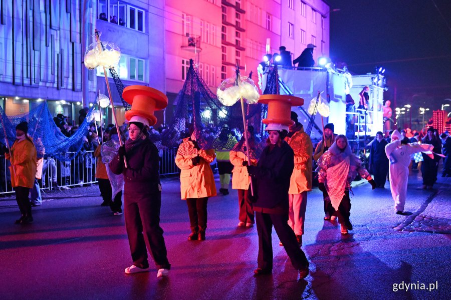 Pokazy teatralne podczas parady (fot. Michał Puszczewicz)