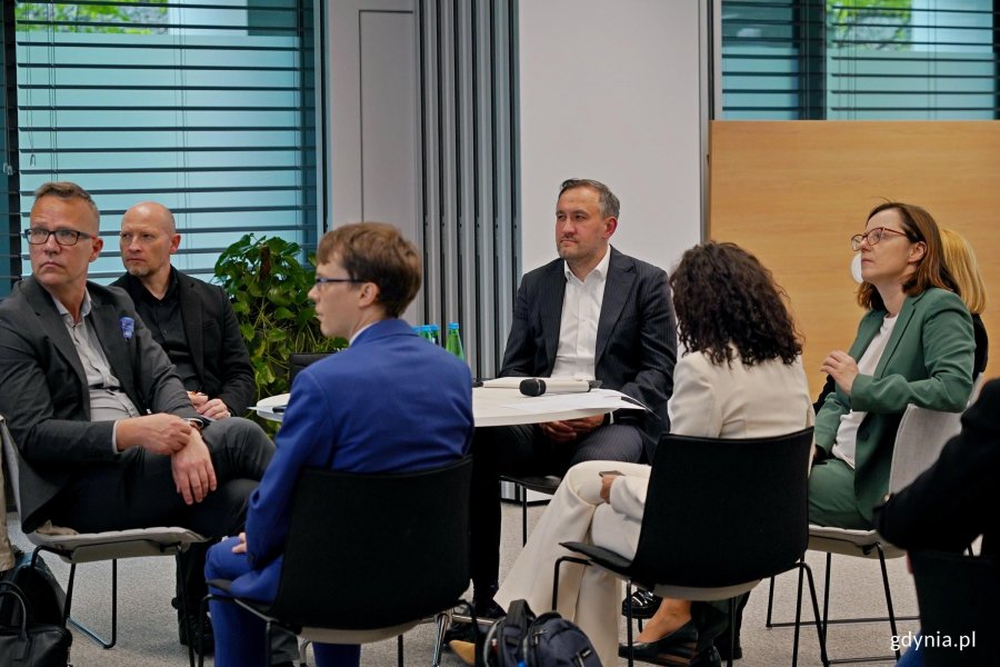 Wiceprezydent Gdyni Tomasz Augustyniak, Tomasz Limon - przewodniczący Gdyńskiej Rady Dialogu Gospodarczego oraz inni członkowie rady i goście podczas posiedzenia w 3T Office Park