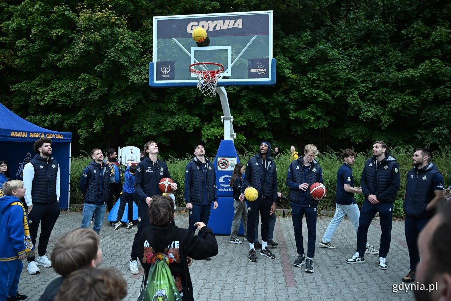 Zesp&oacute;ł koszykarzy AMW Arki Gdynia podczas wsp&oacute;lnych zabaw z dziećmi na festynie 
