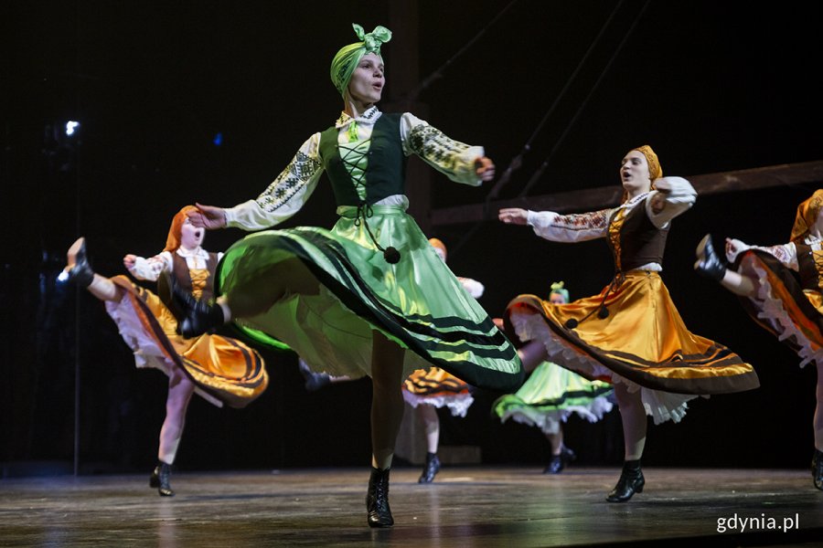 Tancerki z zespołu tanecznego „Sonechko” z Żytomierskiej Szkoły Sztuki Choreograficznej na deskach Teatru Muzycznego w Gdyni // fot. Przemysław Kozłowski