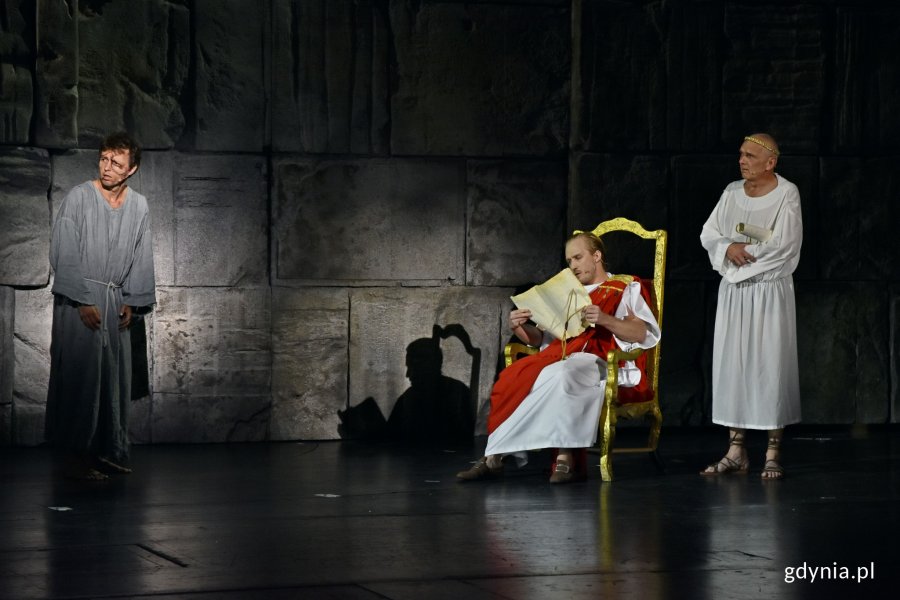 Scena zbiorowa w spektaklu Teatru Muzycznego w Gdyni - „Mistrz i Małgorzata” // fot. Magdalena Czernek