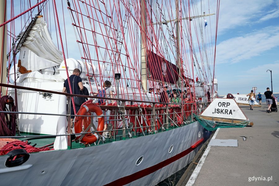 Zwiedzający na i przed pokładem okrętu ORP &bdquo;Iskra&rdquo; 