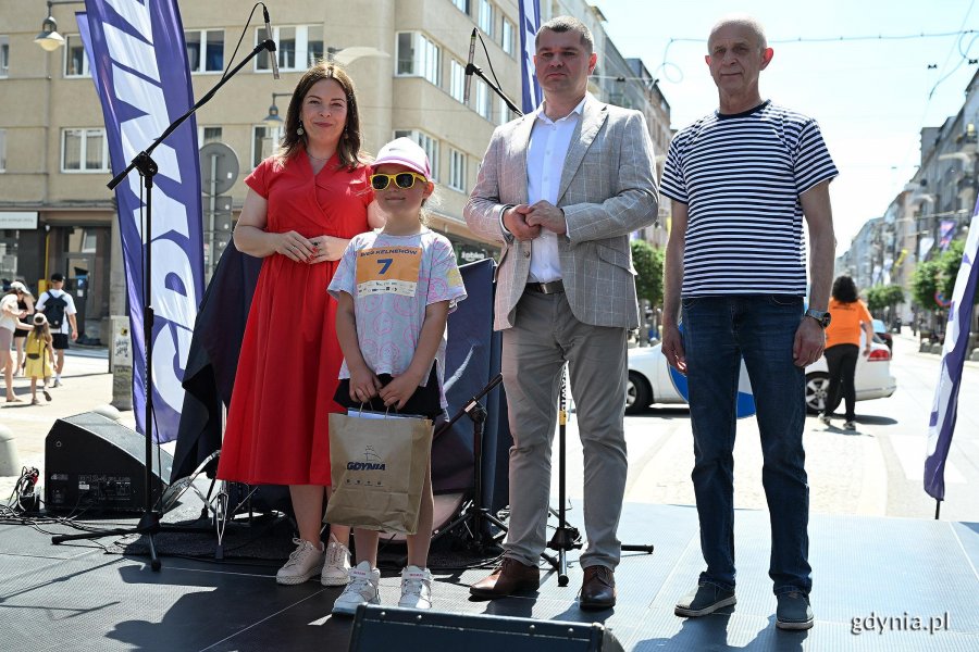 Rozdanie nagr&oacute;d wśr&oacute;d zwycięzc&oacute;w Biegu Kelner&oacute;w. Na zdjęciu m.in: członek zarządu wojew&oacute;dztwa pomorskiego Adam Gawrylika i wiceprezydentka Gdyni Oktawia Gorzeńska 